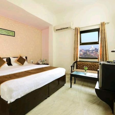 Hotel The First By Goyal Hotelie Agra  Bagian luar foto