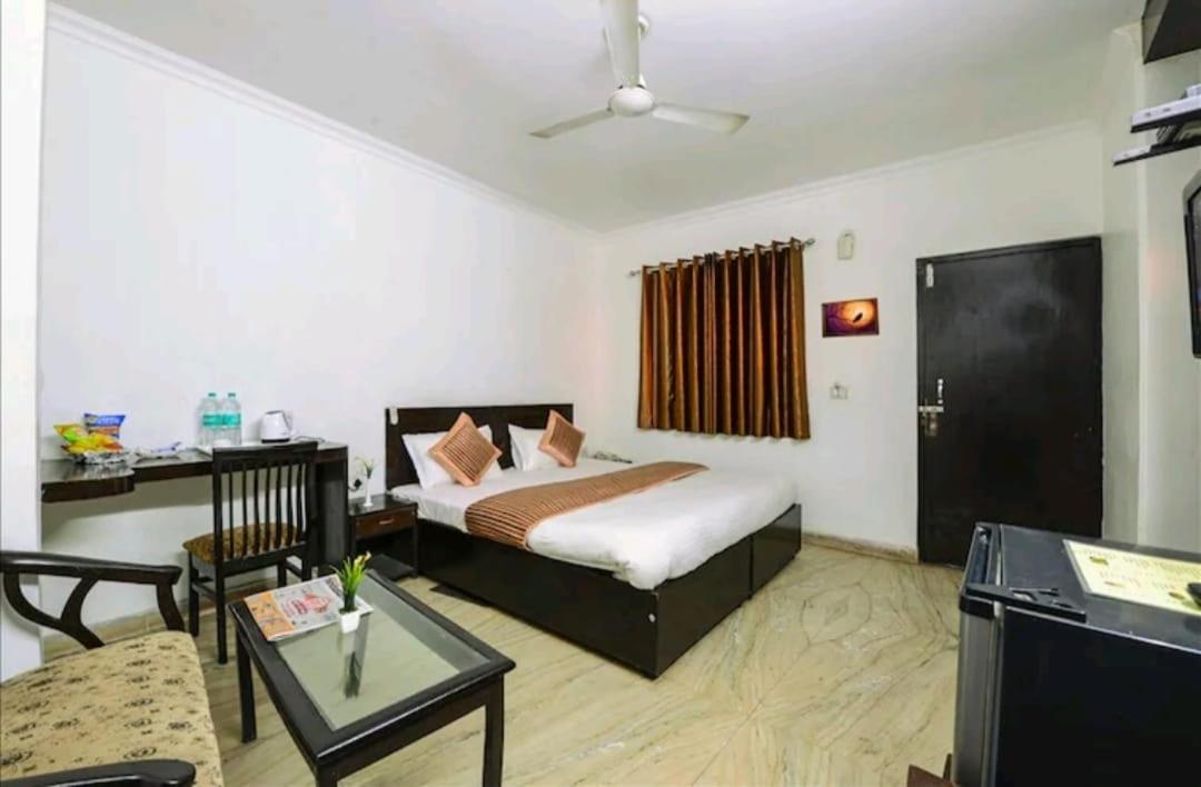 Hotel The First By Goyal Hotelie Agra  Bagian luar foto