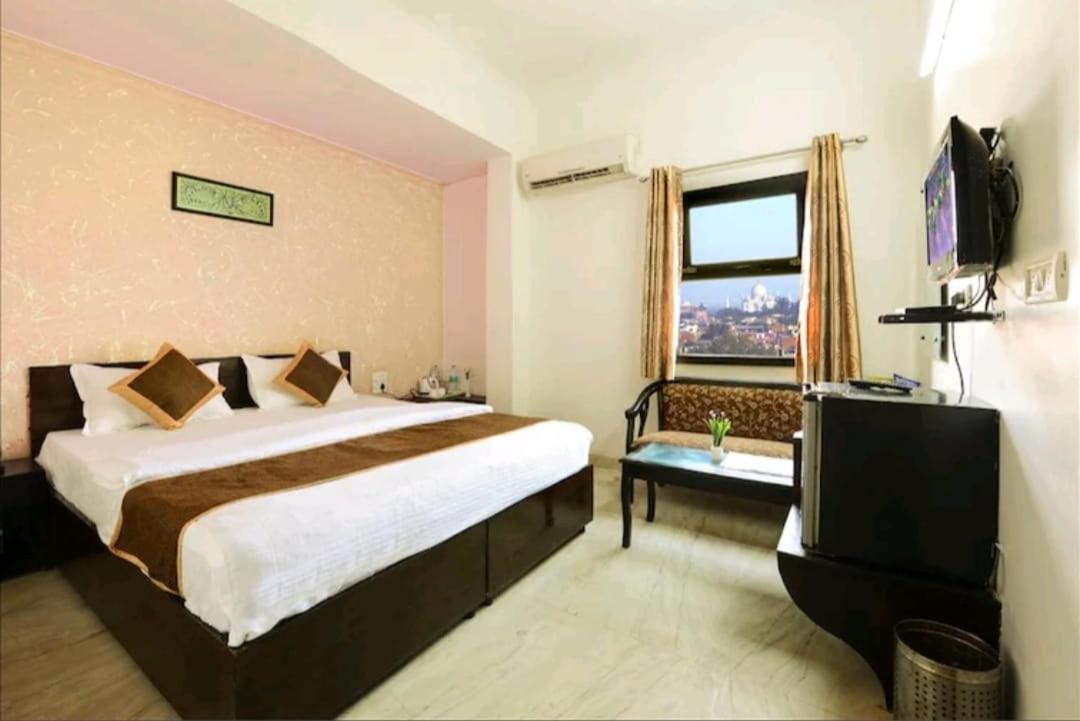 Hotel The First By Goyal Hotelie Agra  Bagian luar foto