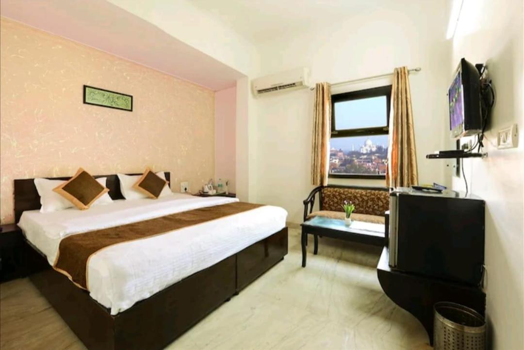 Hotel The First By Goyal Hotelie Agra  Bagian luar foto