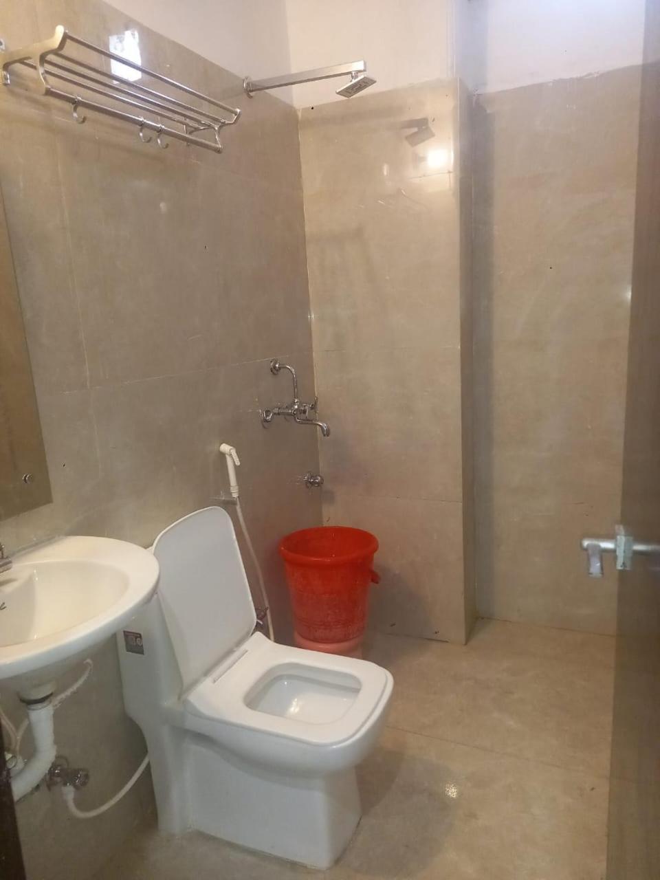 Hotel The First By Goyal Hotelie Agra  Bagian luar foto