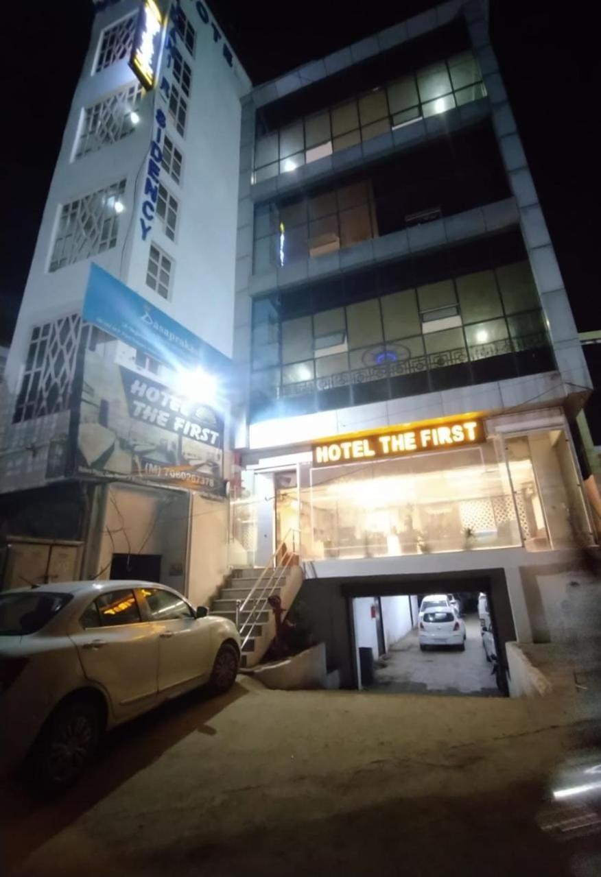 Hotel The First By Goyal Hotelie Agra  Bagian luar foto